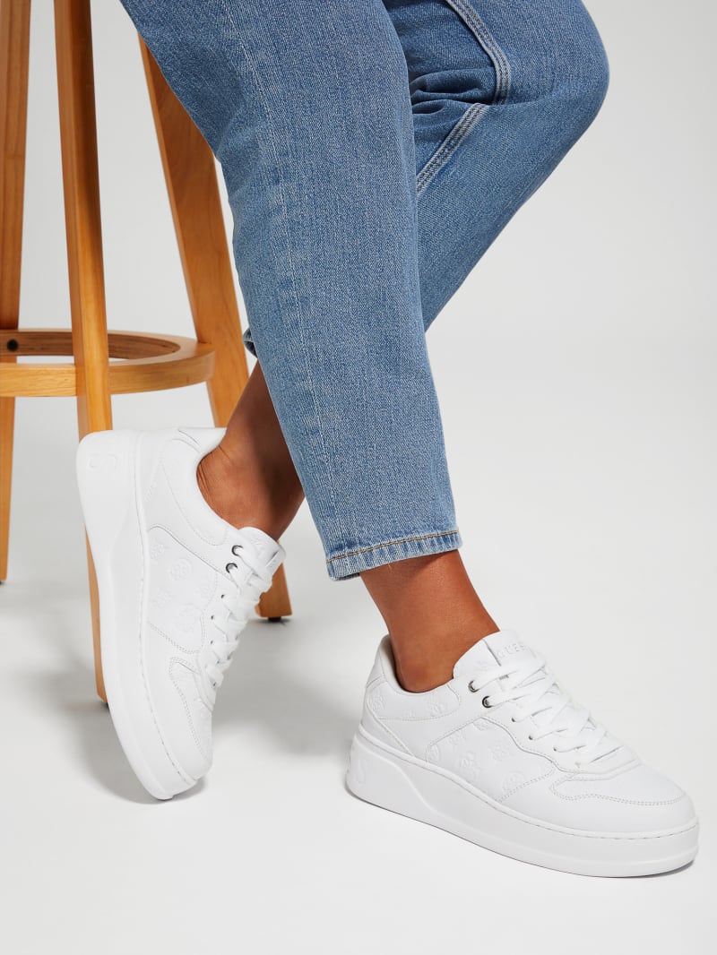Guess Cleva Logo Low-Top Sneakers - Wht Floral Guess Cleva Logo Low-Top Sneakers - Wht Floral