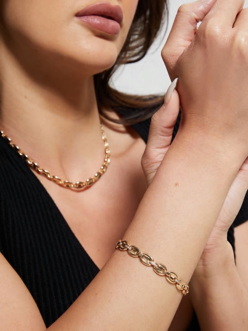 Guess Gold-Tone Chain Link Bracelet - Gold Guess Gold-Tone Chain Link Bracelet - Gold
